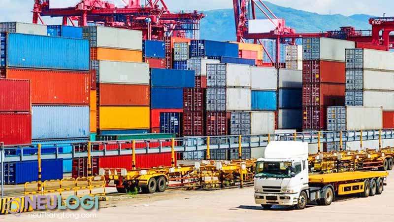 sự đối đầu cả các đơn vị trong nước và quốc tế