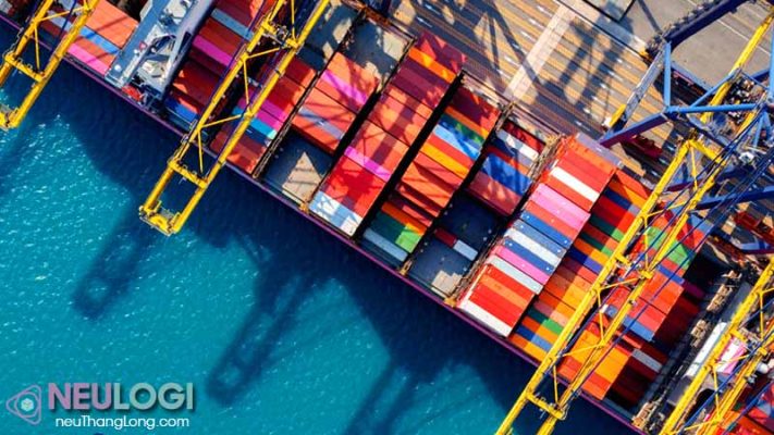 FOB (Free On Board): Rủi ro sang tay người mua tại cảng đi